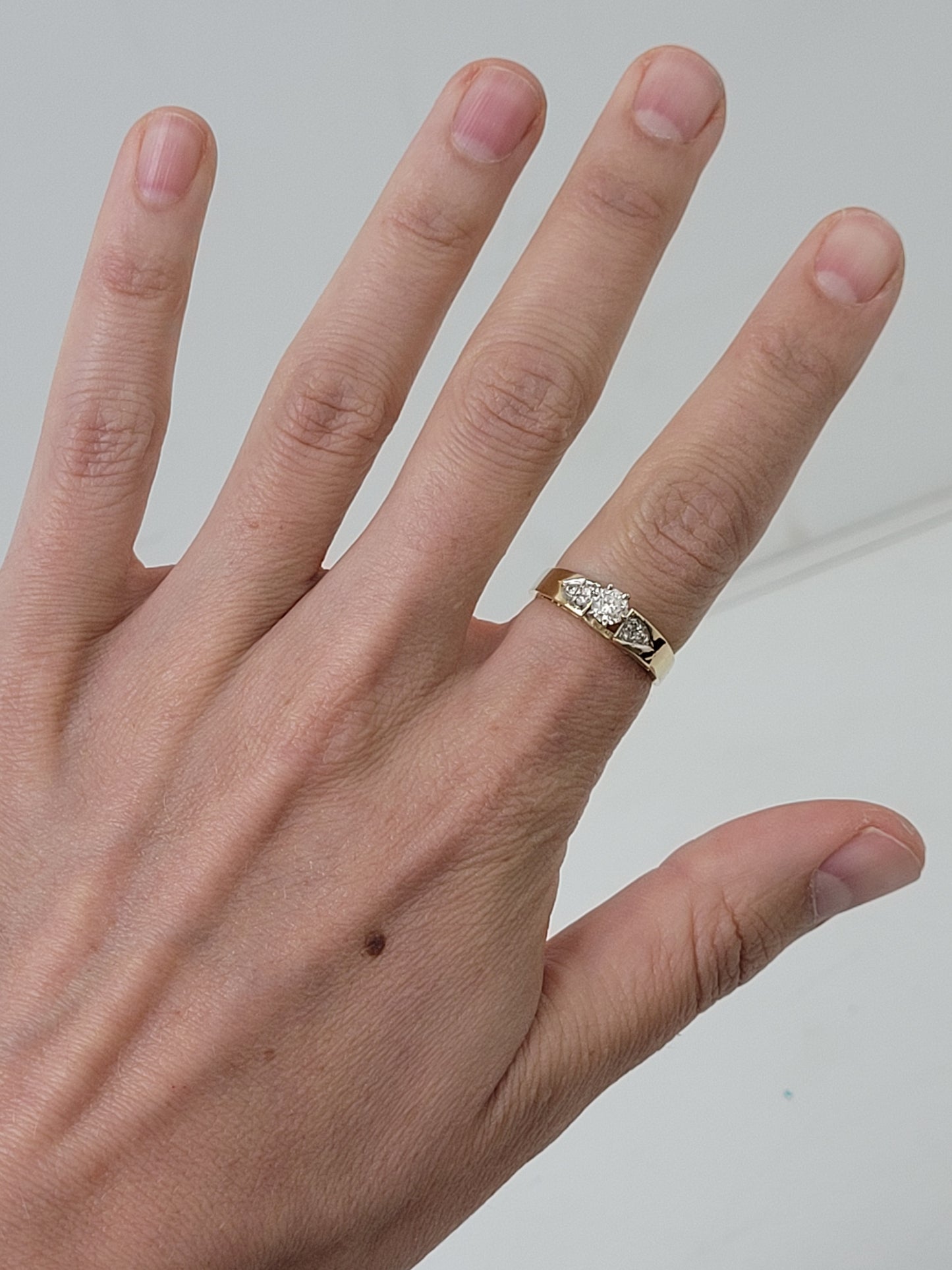 14K Gold Ring with Simulated Diamonds Sz 7.5