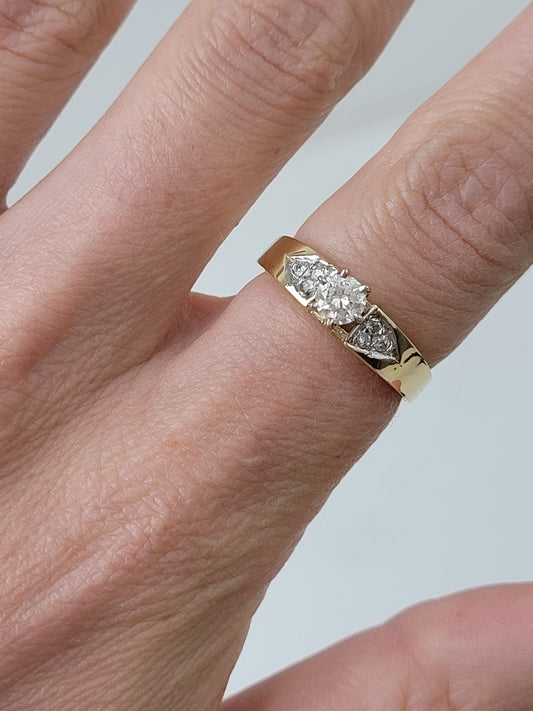 14K Gold Ring with Simulated Diamonds Sz 7.5