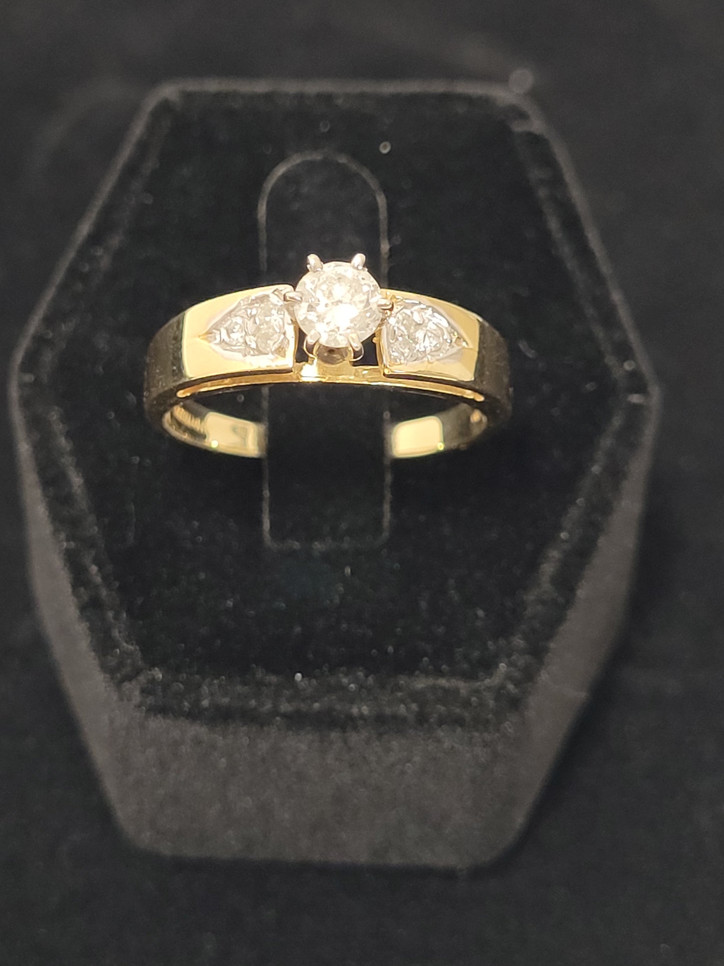 14K Gold Ring with Simulated Diamonds Sz 7.5