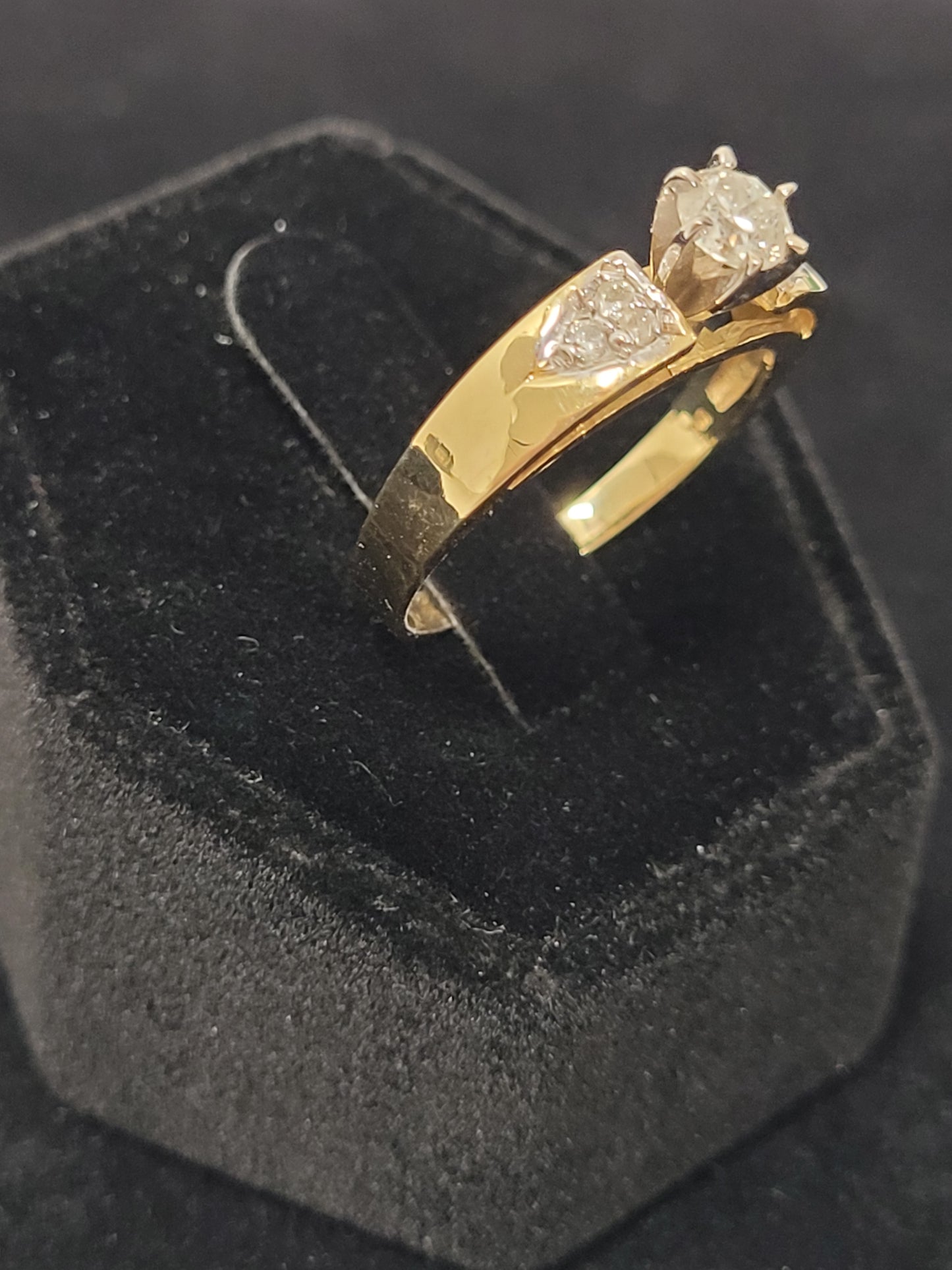 14K Gold Ring with Simulated Diamonds Sz 7.5