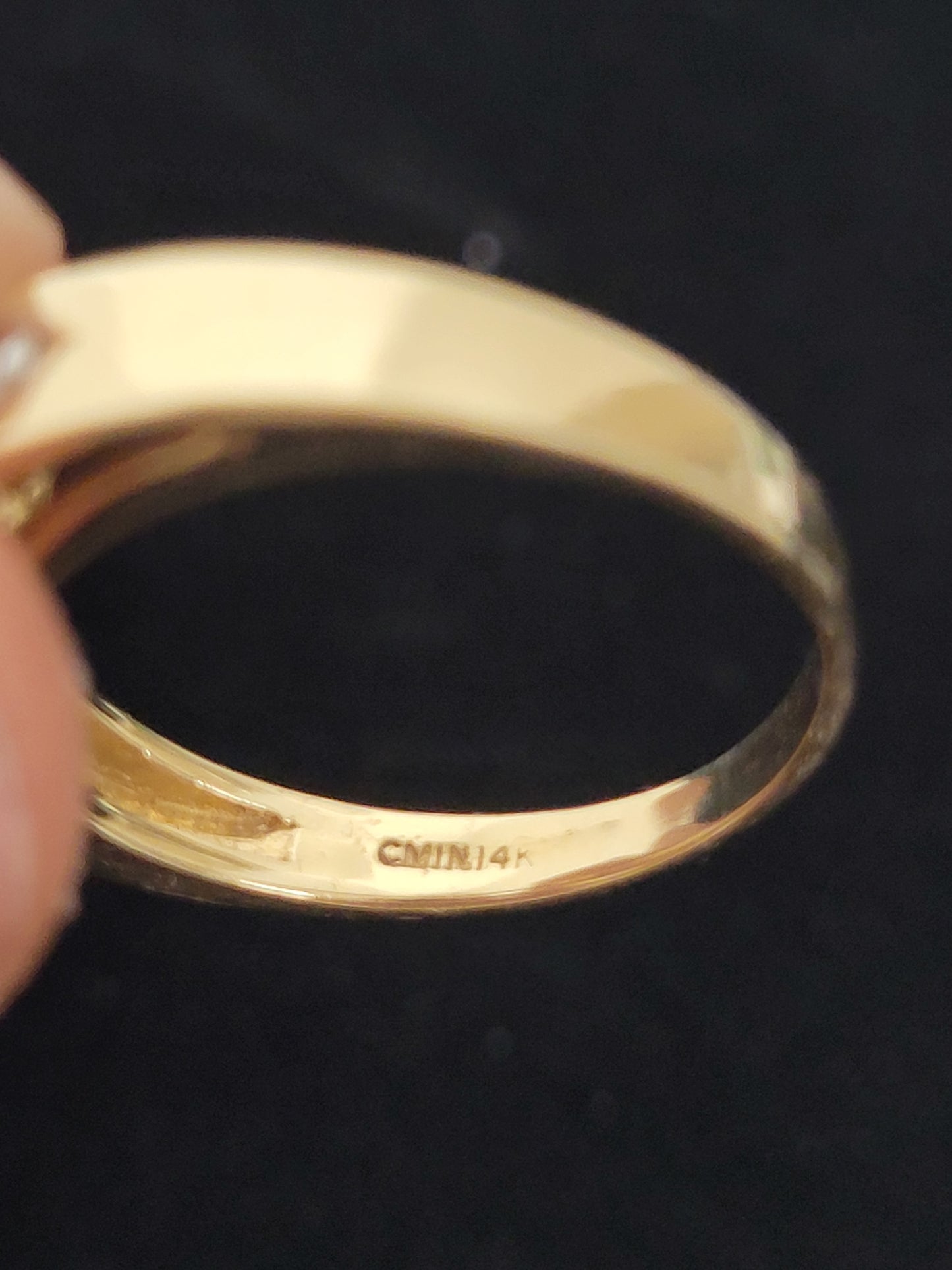 14K Gold Ring with Simulated Diamonds Sz 7.5