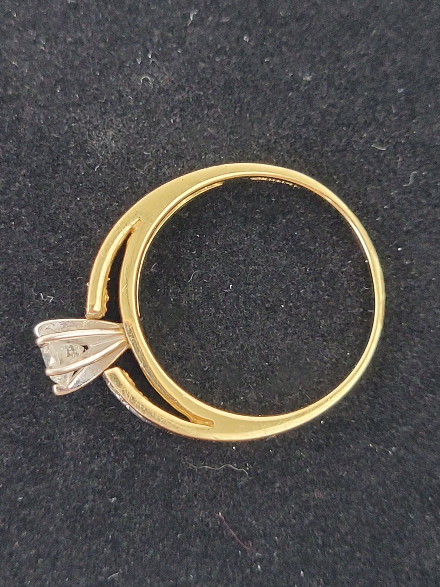 14K Gold Ring with Simulated Diamonds Sz 7.5