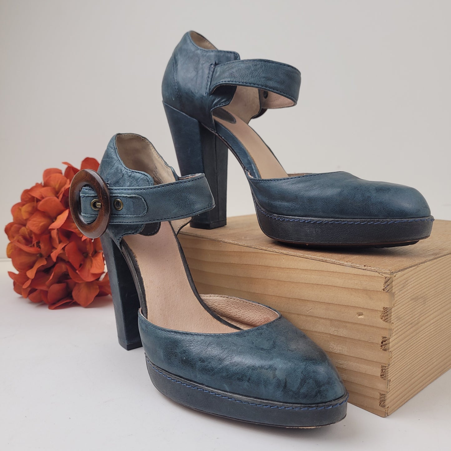 Frye Blue Leather Mary Jane Pumps with Big Wooden Buckle Sz 8 1/2