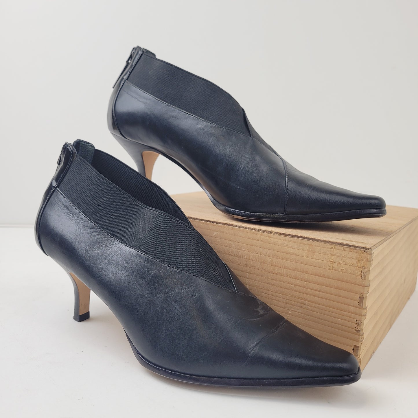 Donald J. Pliner Black Leather Pointed Toe Kitten Heel Shoes Ankle Booties Sz 7M