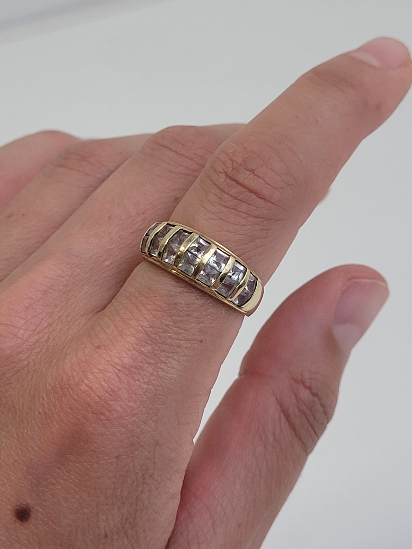 10K Gold Ring w Cubic Zirconia Stones Sz 8 3/4 Weighs .134 oz
