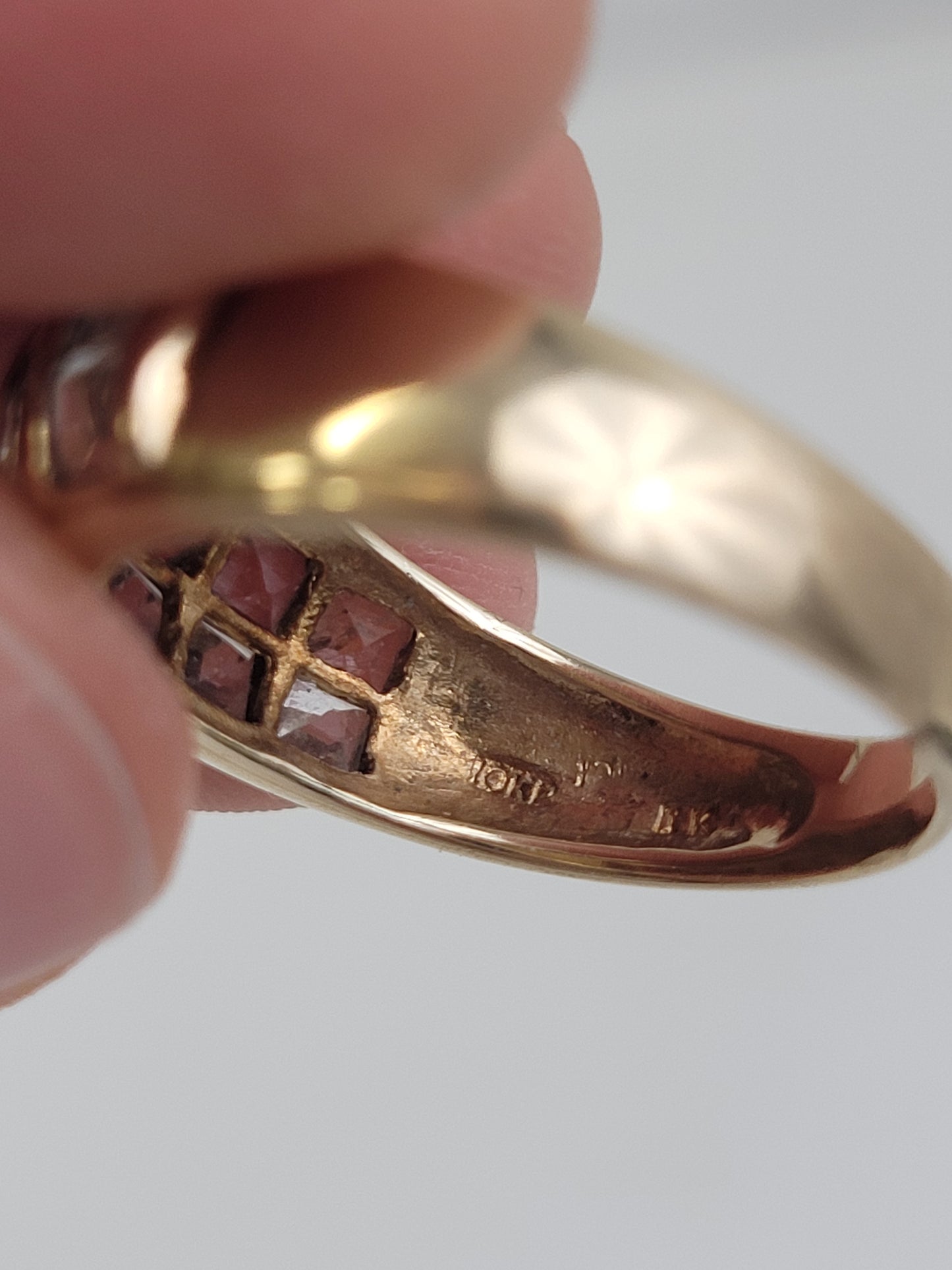 10K Gold Ring w Cubic Zirconia Stones Sz 8 3/4 Weighs .134 oz