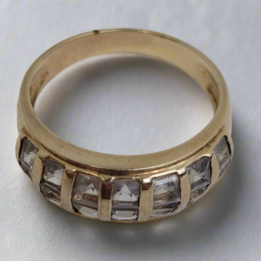 10K Gold Ring w Cubic Zirconia Stones Sz 8 3/4 Weighs .134 oz