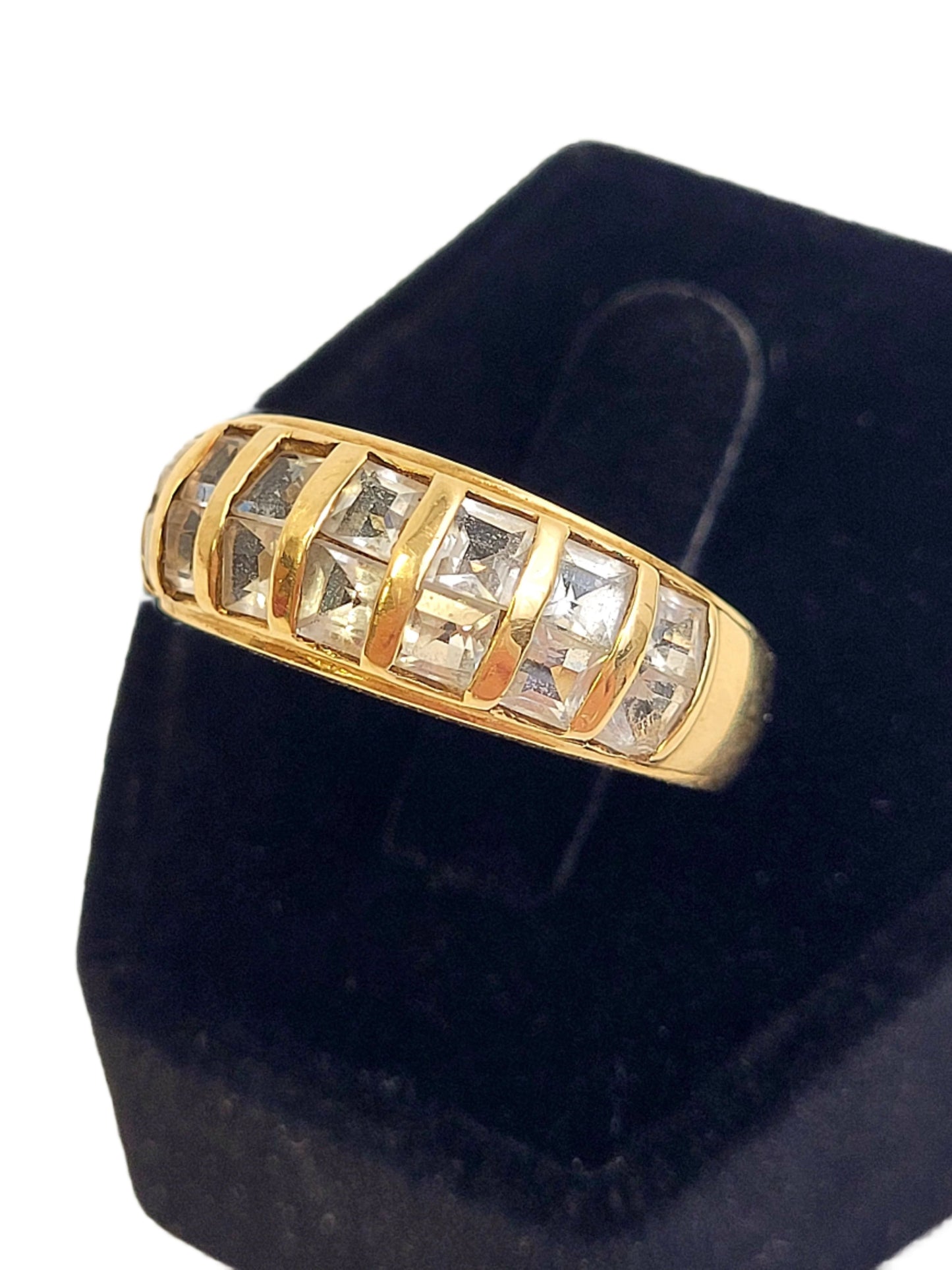 10K Gold Ring w Cubic Zirconia Stones Sz 8 3/4 Weighs .134 oz