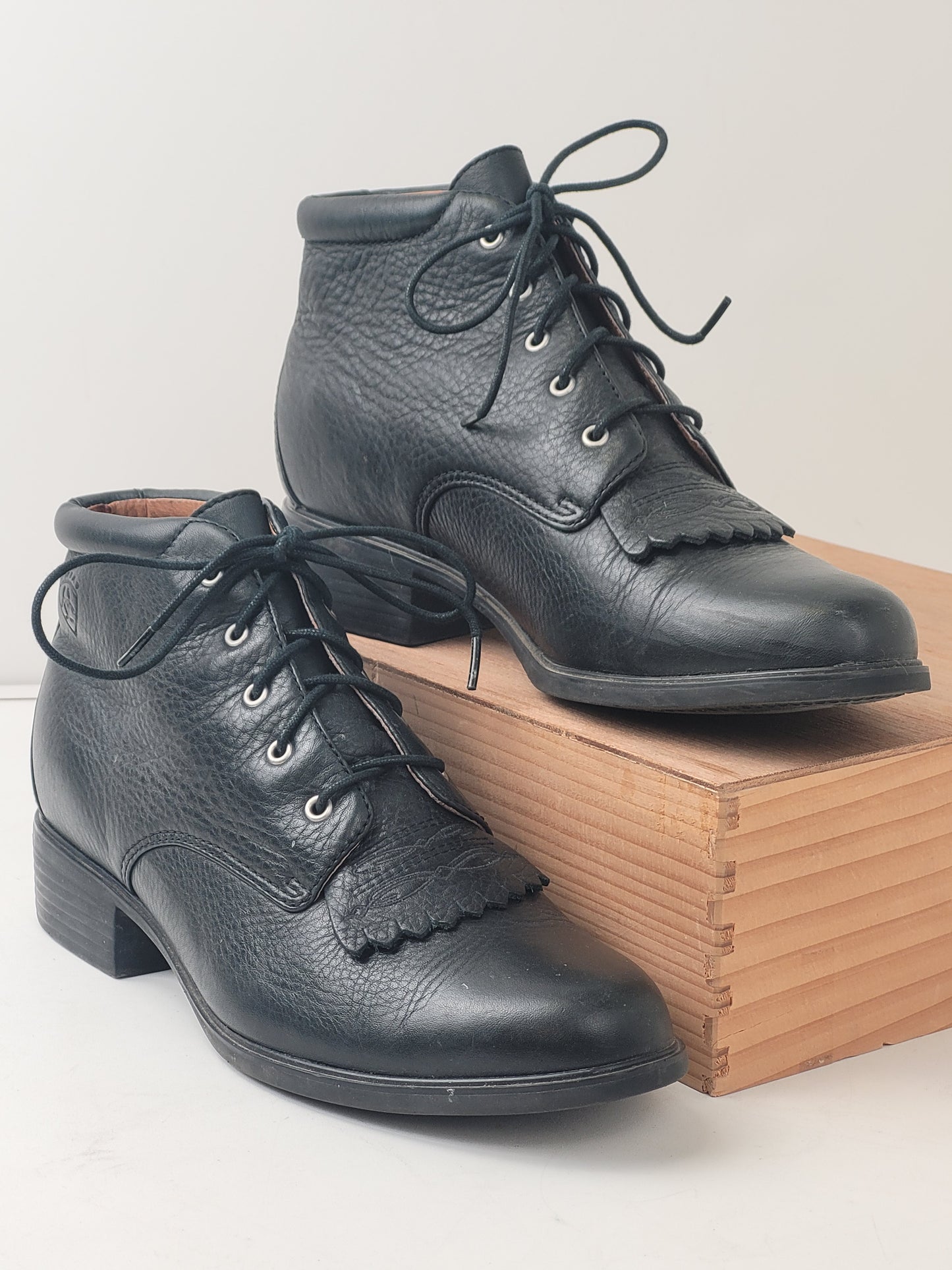 Ariat Josie Black Leather Equestrian Paddock Kiltie Western Ankle Boot Women's Sz 8