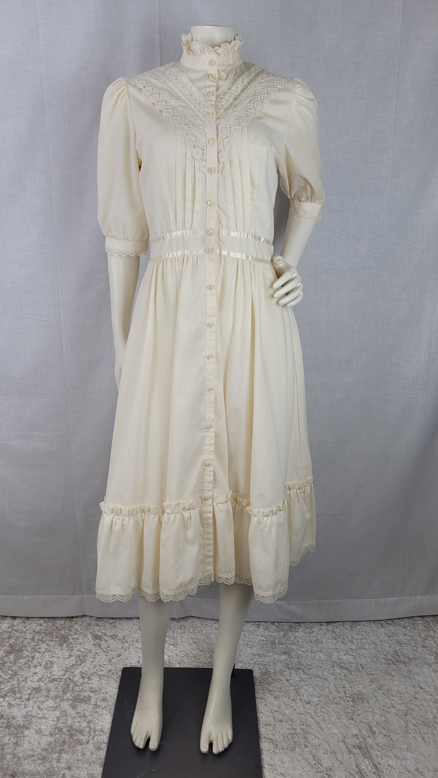 1970s Vintage Gunne Sax Ivory Dress with Eyelet Lace Trim Cottage Core Sz S