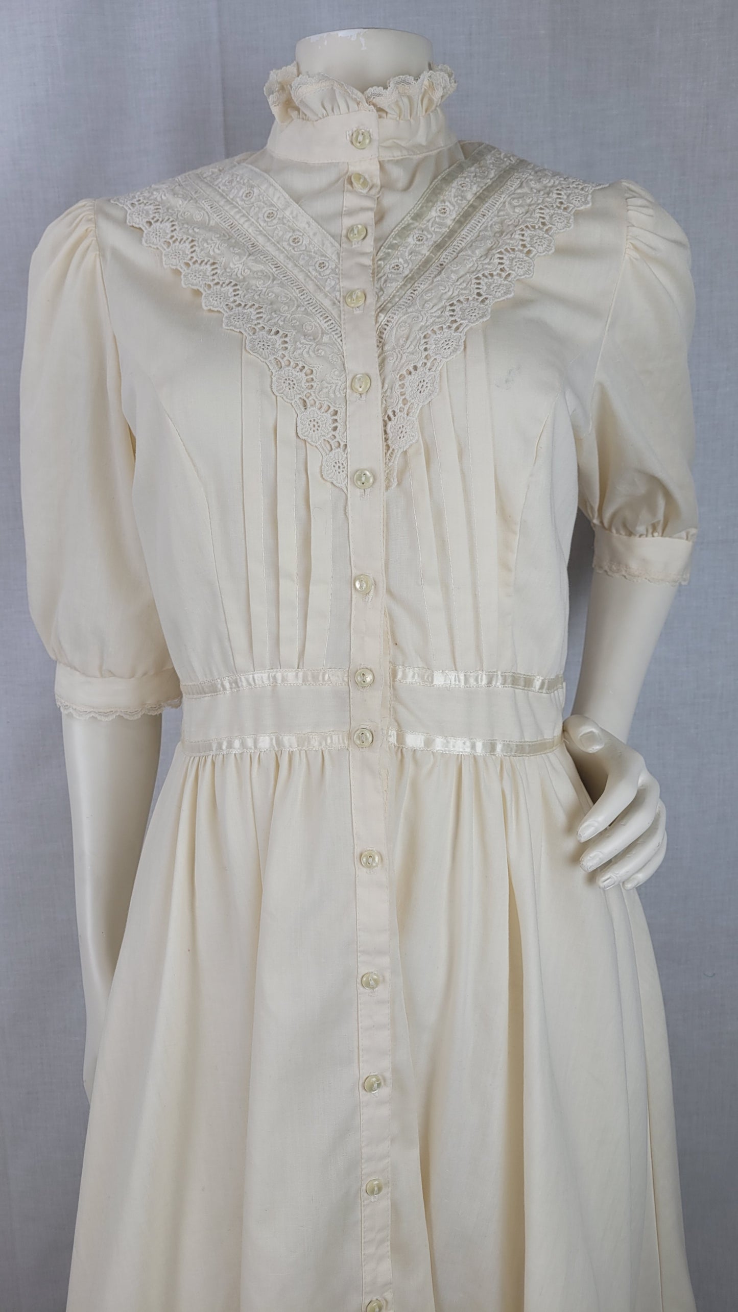 1970s Vintage Gunne Sax Ivory Dress with Eyelet Lace Trim Cottage Core Sz S