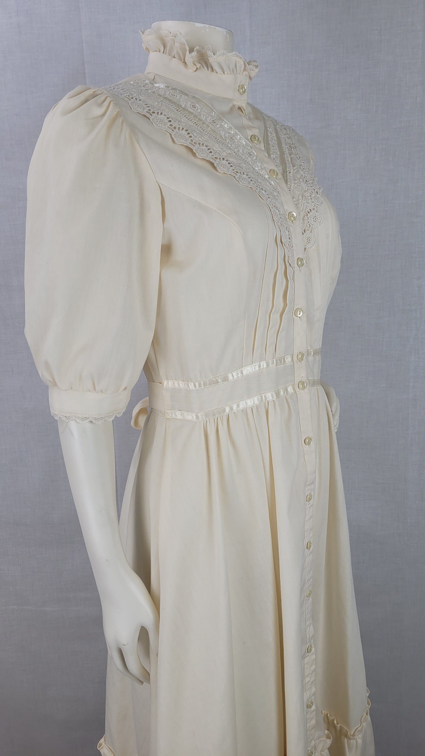 1970s Vintage Gunne Sax Ivory Dress with Eyelet Lace Trim Cottage Core Sz S