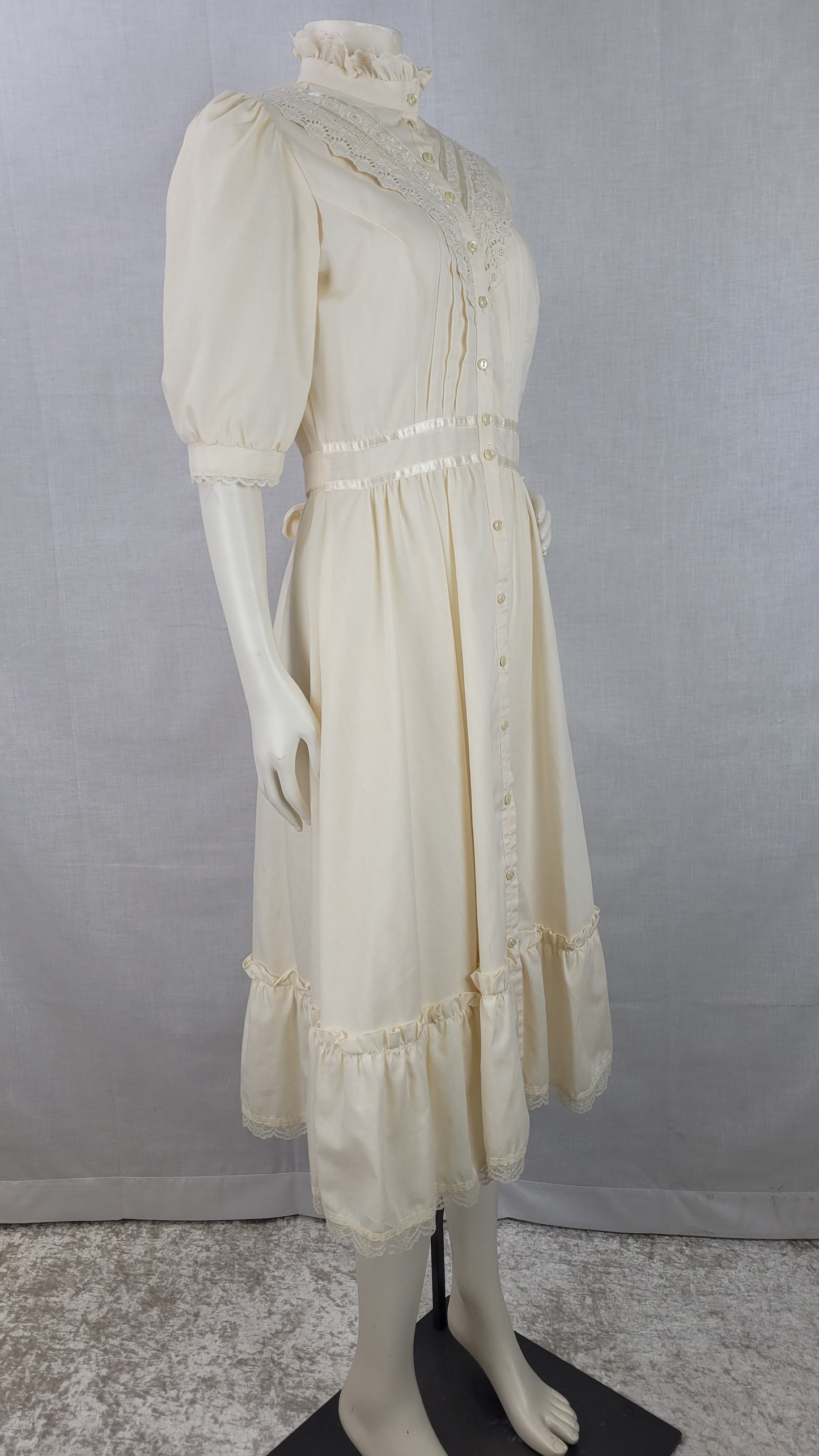 1970s Vintage Gunne Sax Ivory Dress with Eyelet Lace Trim Cottage Core Sz S