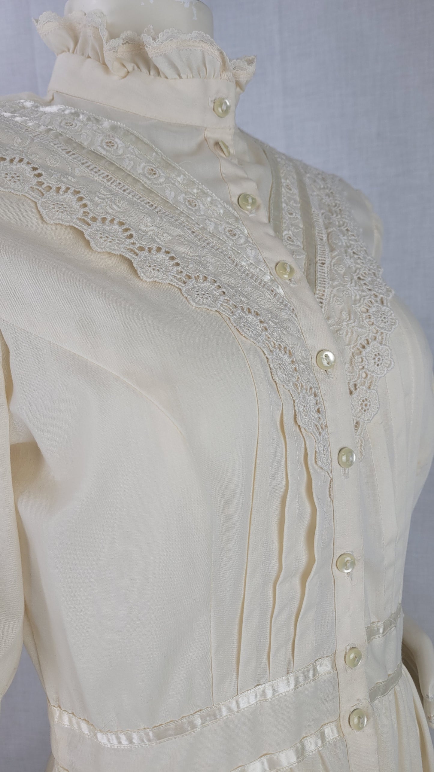 1970s Vintage Gunne Sax Ivory Dress with Eyelet Lace Trim Cottage Core Sz S
