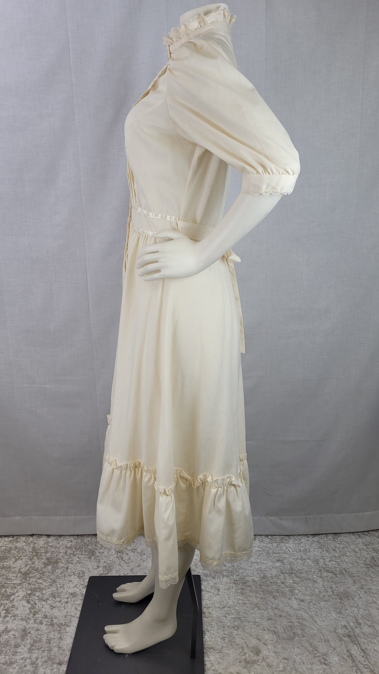 1970s Vintage Gunne Sax Ivory Dress with Eyelet Lace Trim Cottage Core Sz S