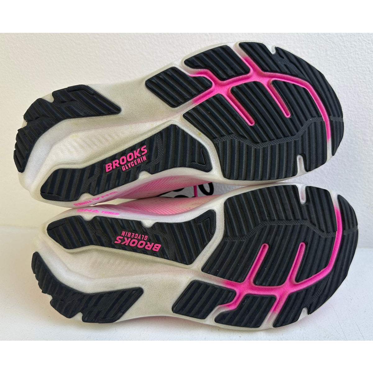 Brooks Glycerin 23 White Cyber Pink Max Cushion Running Shoes Women's Sz 8.5