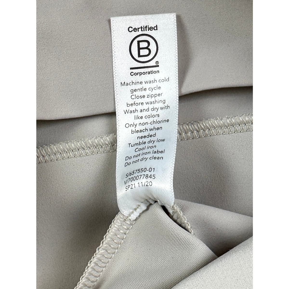 Athleta Beige Stellar Straight Crop Pant in Women's Sz 6 NWT
