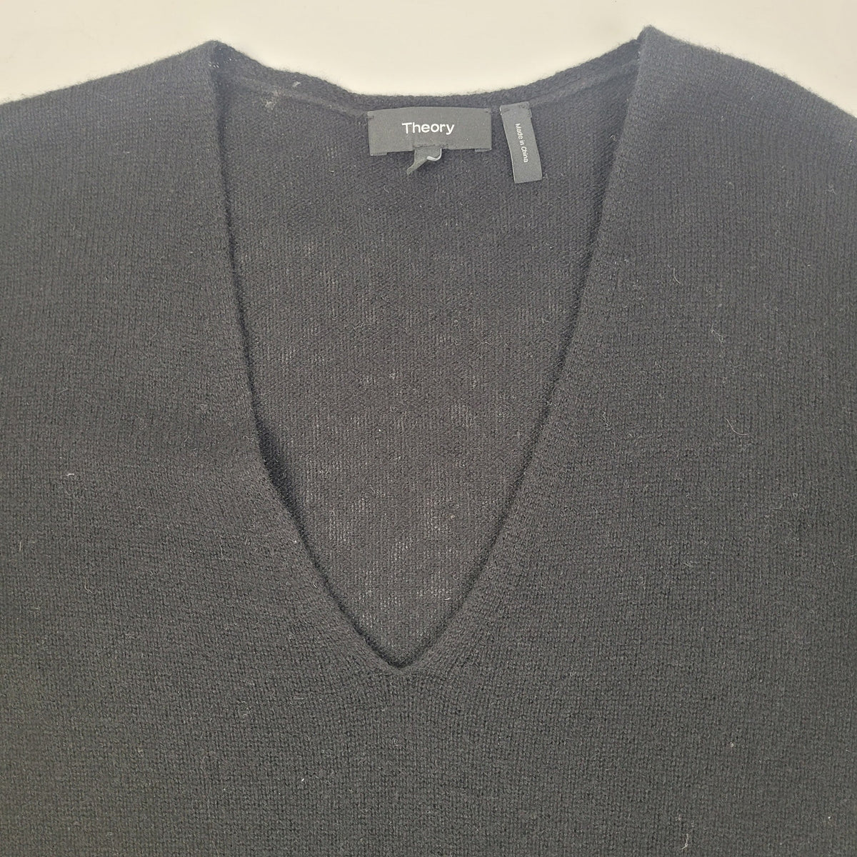 Theory Black 100% Cashmere V-Neck Sweater Relaxed Pullover Fit Women's Sz M