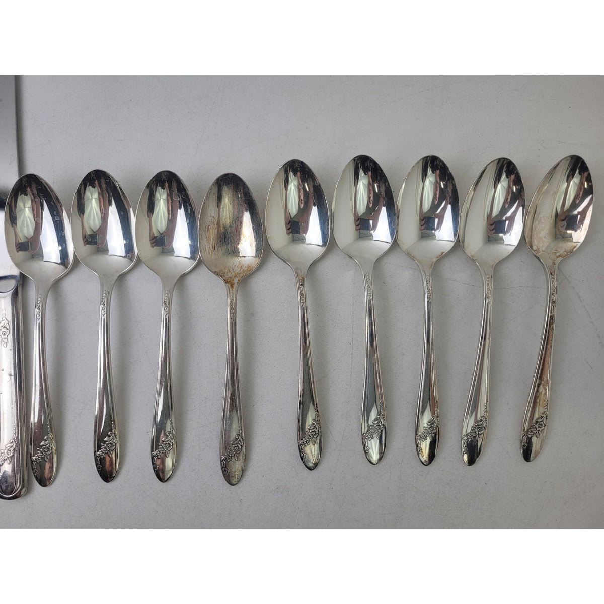 Oneida Community Tudor Plate Flatware Queen Bess II Pattern 1946 Set of 33