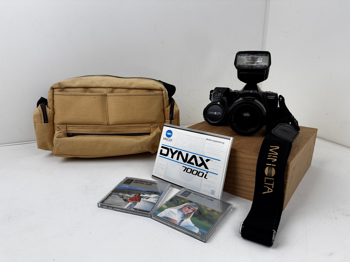 Minolta Dynax 7000i w/ 28-55mm Lens, Portrait/Depth Cards, Manuals & Bag (Untested)