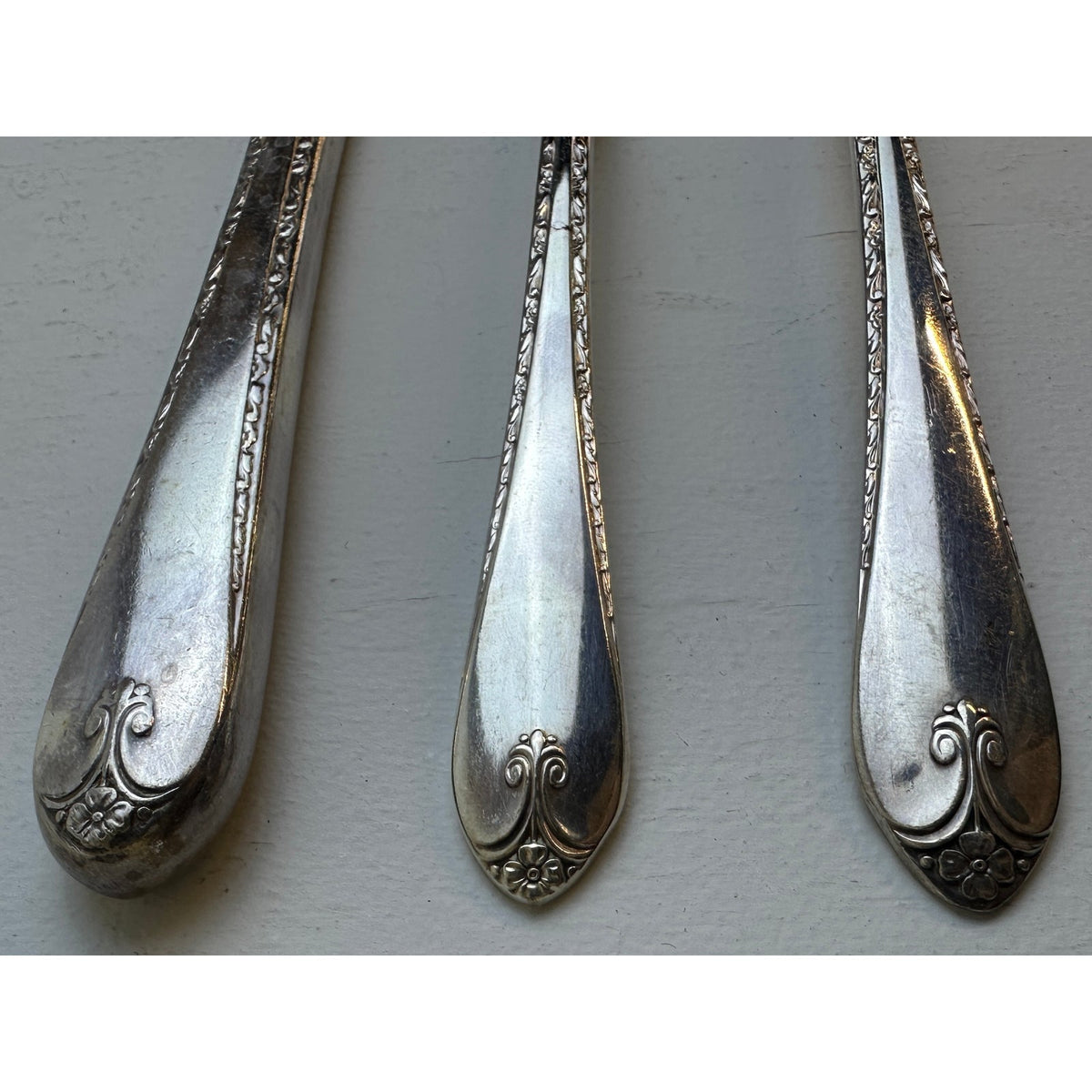 Vintage 44-Piece Wm. Rogers & Son Exquisite Silverplate Flatware Set with Chest