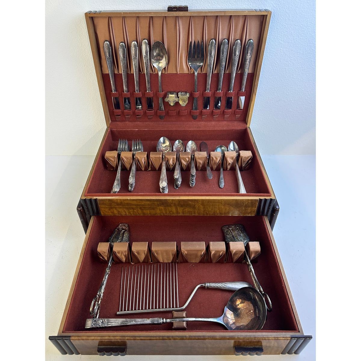 Vtg Wm. Rogers & Son Gardenia Flower 65 pc. Silverplate Flatware Set w/ 3-Tier Chest