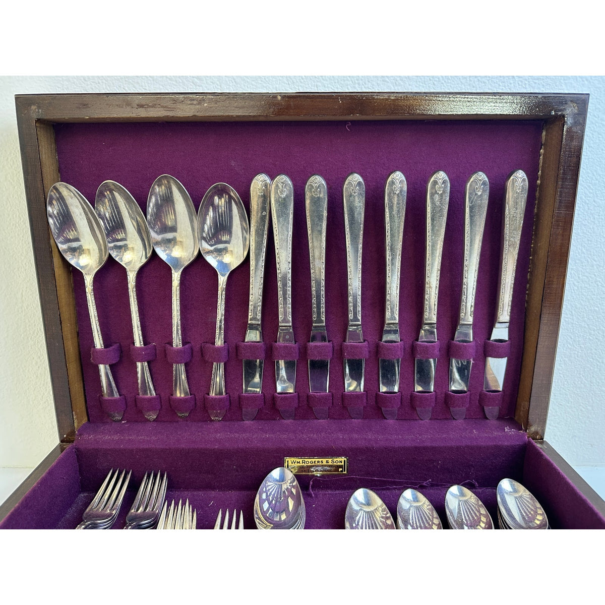 Vintage 44-Piece Wm. Rogers & Son Exquisite Silverplate Flatware Set with Chest