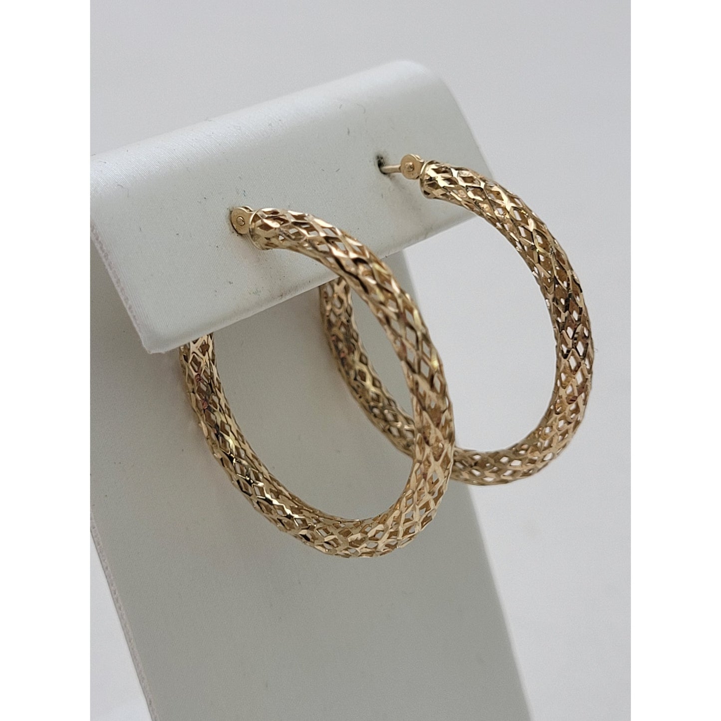 10K Yellow Gold Diamond-Cut Mesh Medium Sized Round Hoops 29mm Diameter
