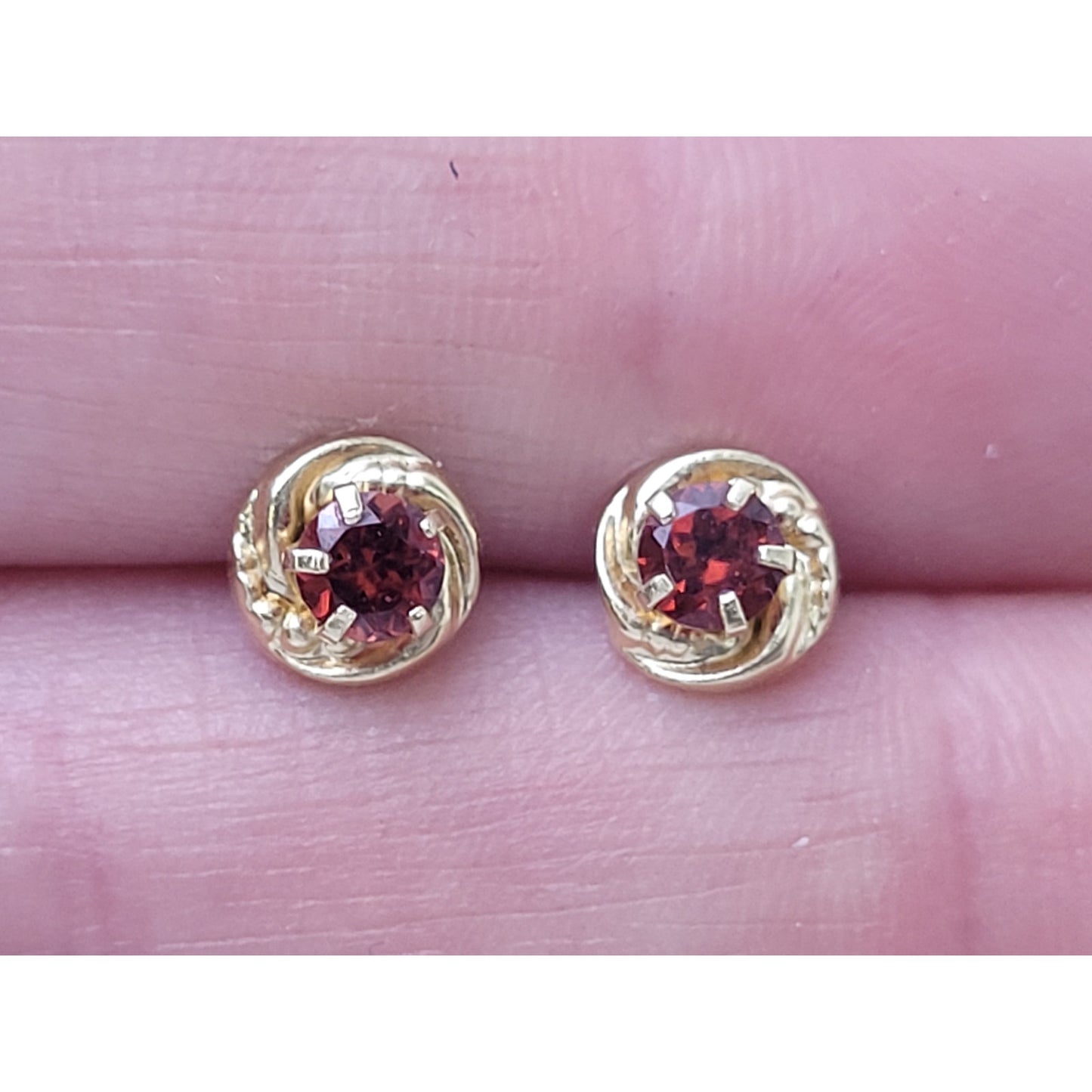 14K Yellow Gold Garnet Stud Earrings | 6 mm | .62 grams