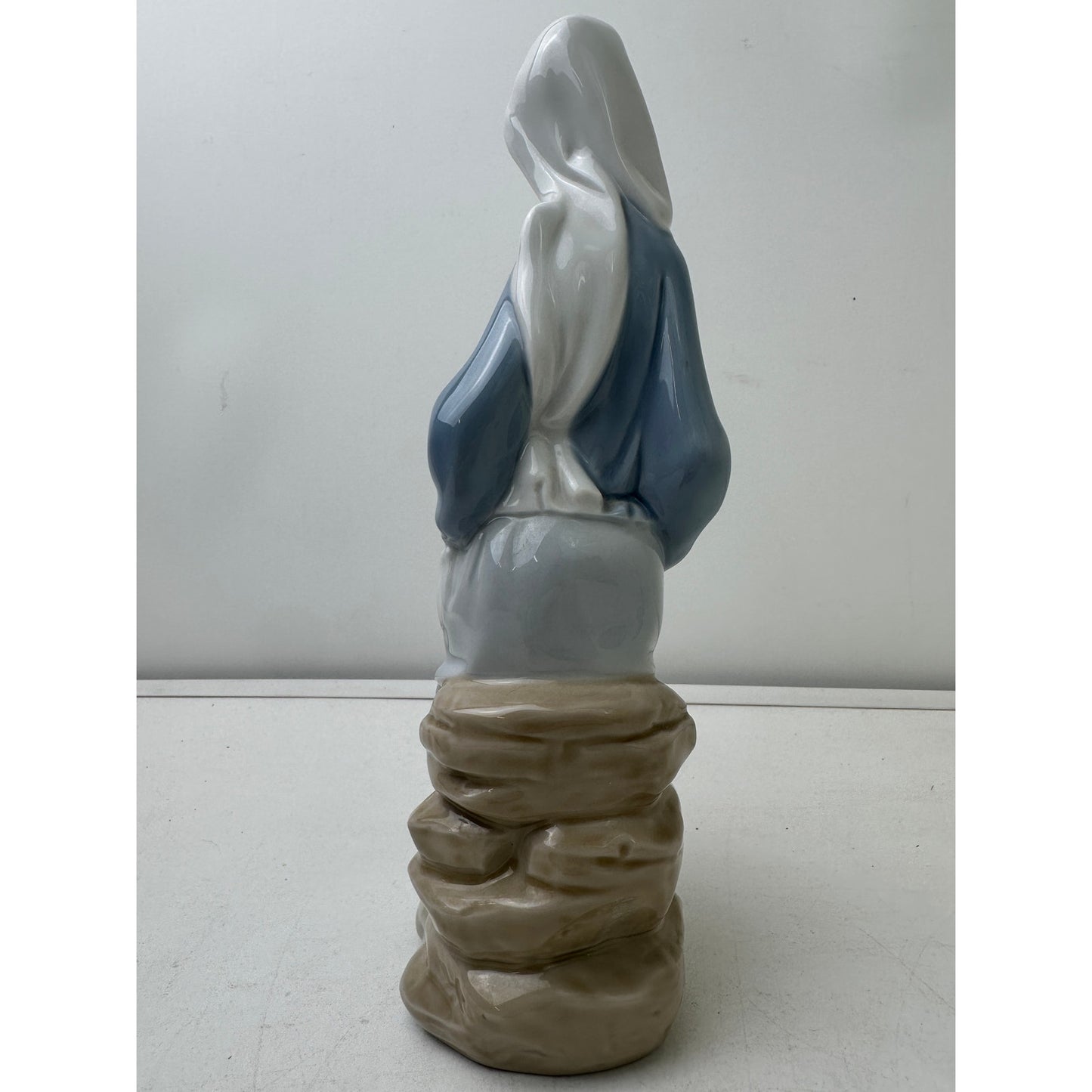 Vintage Lladro Sitting Girl With Lilies Glossy Porcelain Figurine #4972