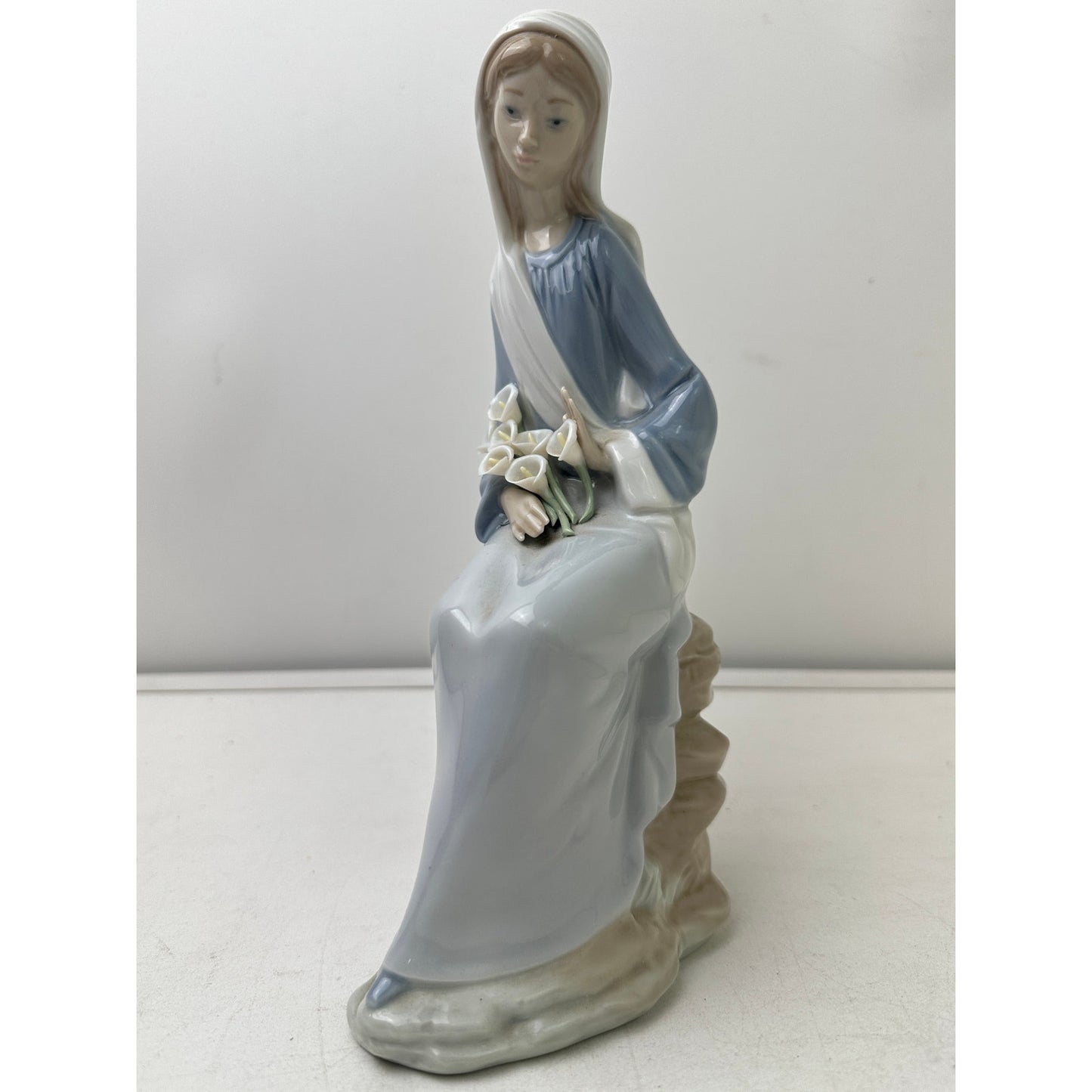 Vintage Lladro Sitting Girl With Lilies Glossy Porcelain Figurine #4972