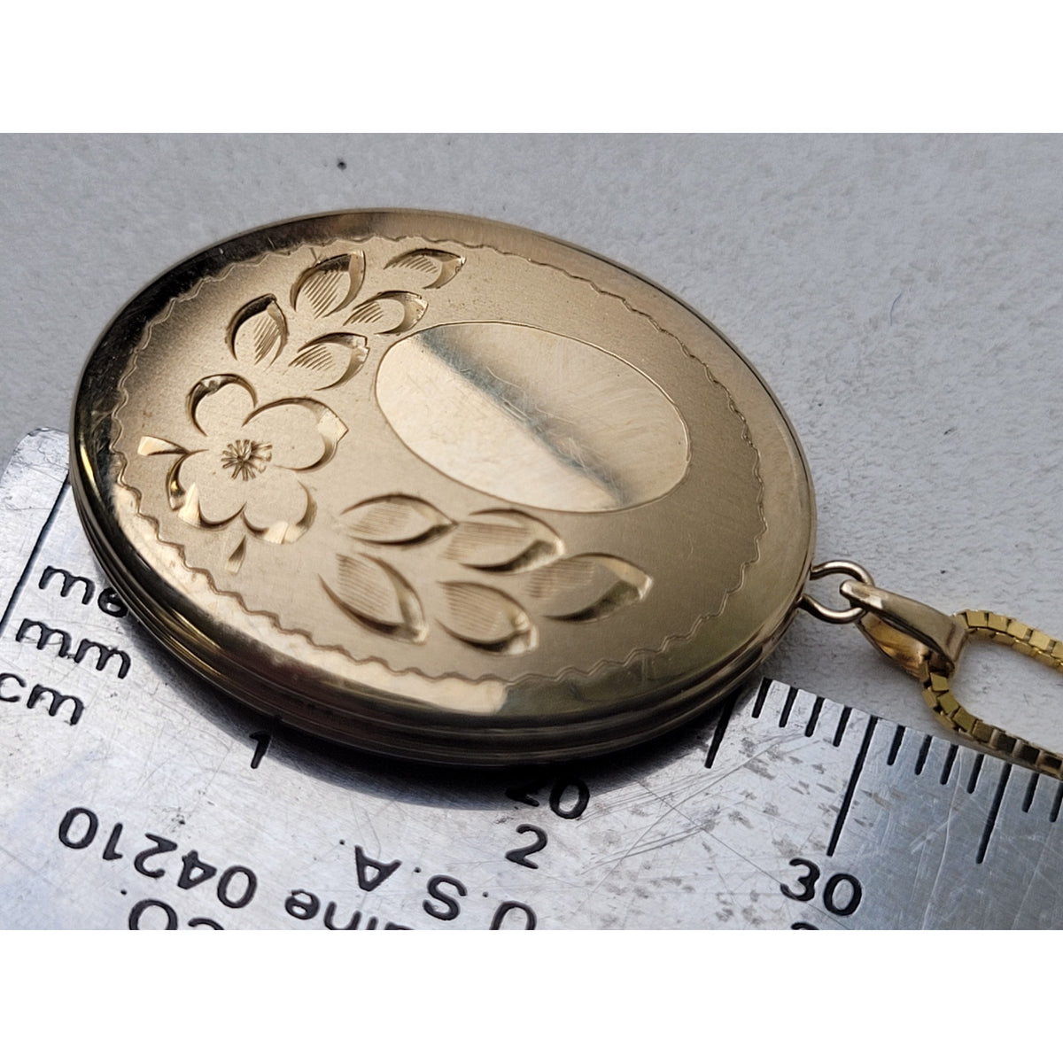 Solid 14K Yellow Gold Vintage Engraved Locket on 20" Gold Box Link Chain | 8.24g