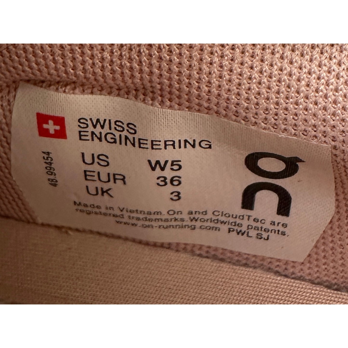 On Running The Roger Advantage White / Rosehip Sneakers Women's Sz 5