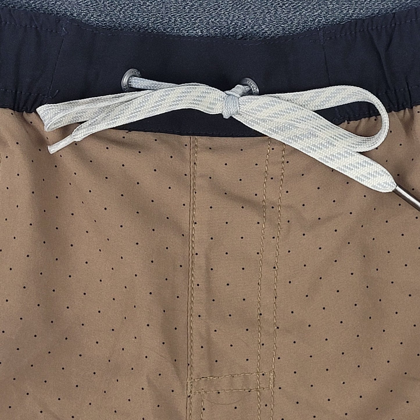 Vuori Men's Banks Shorts Tan & Black Athletic Shorts Sz L