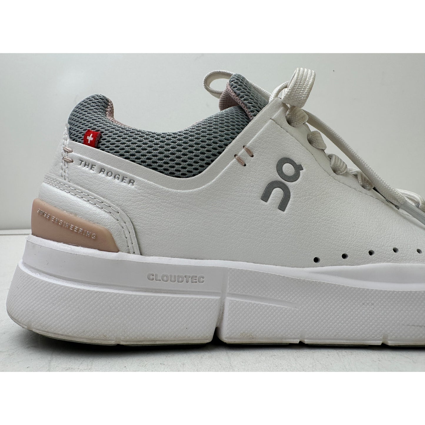 On Running The Roger Advantage White / Rosehip Sneakers Women's Sz 5