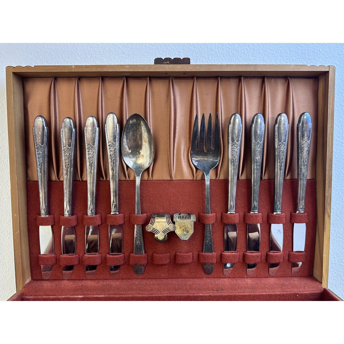 Vtg Wm. Rogers & Son Gardenia Flower 65 pc. Silverplate Flatware Set w/ 3-Tier Chest