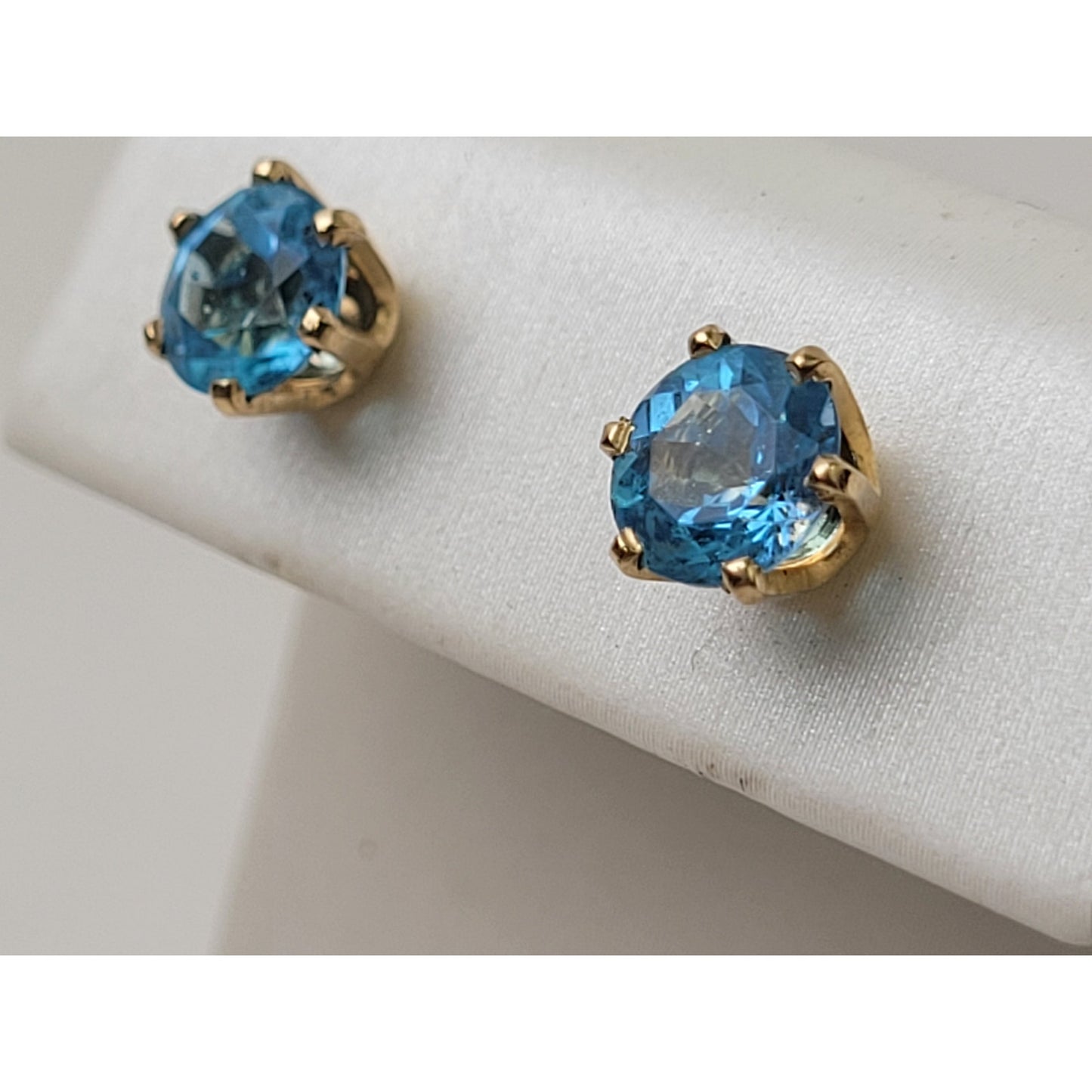 Classic Blue Topaz 6mm Stone w Six-Prong 14K Gold Setting Stud Earrings