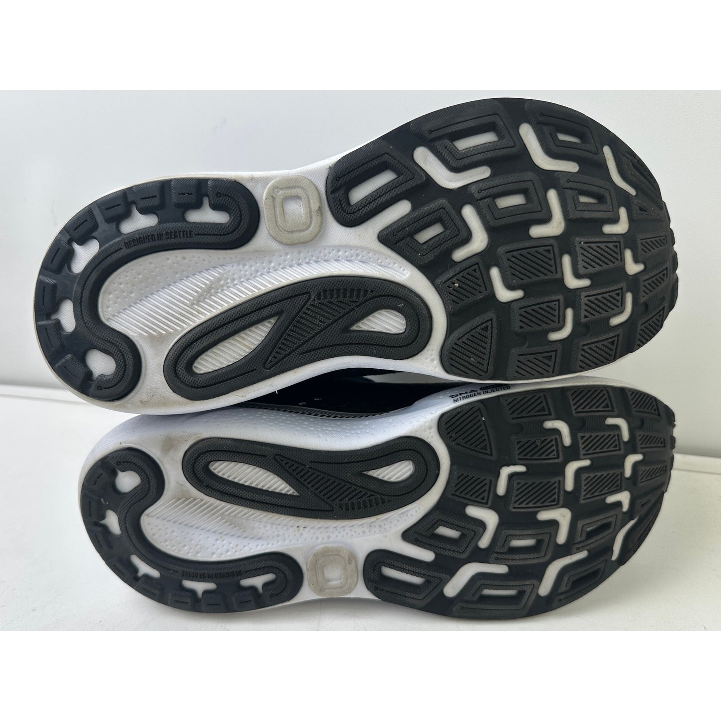 Brooks Adrenaline GTS 24 Black / White Running Shoes Women's Sz 8.5