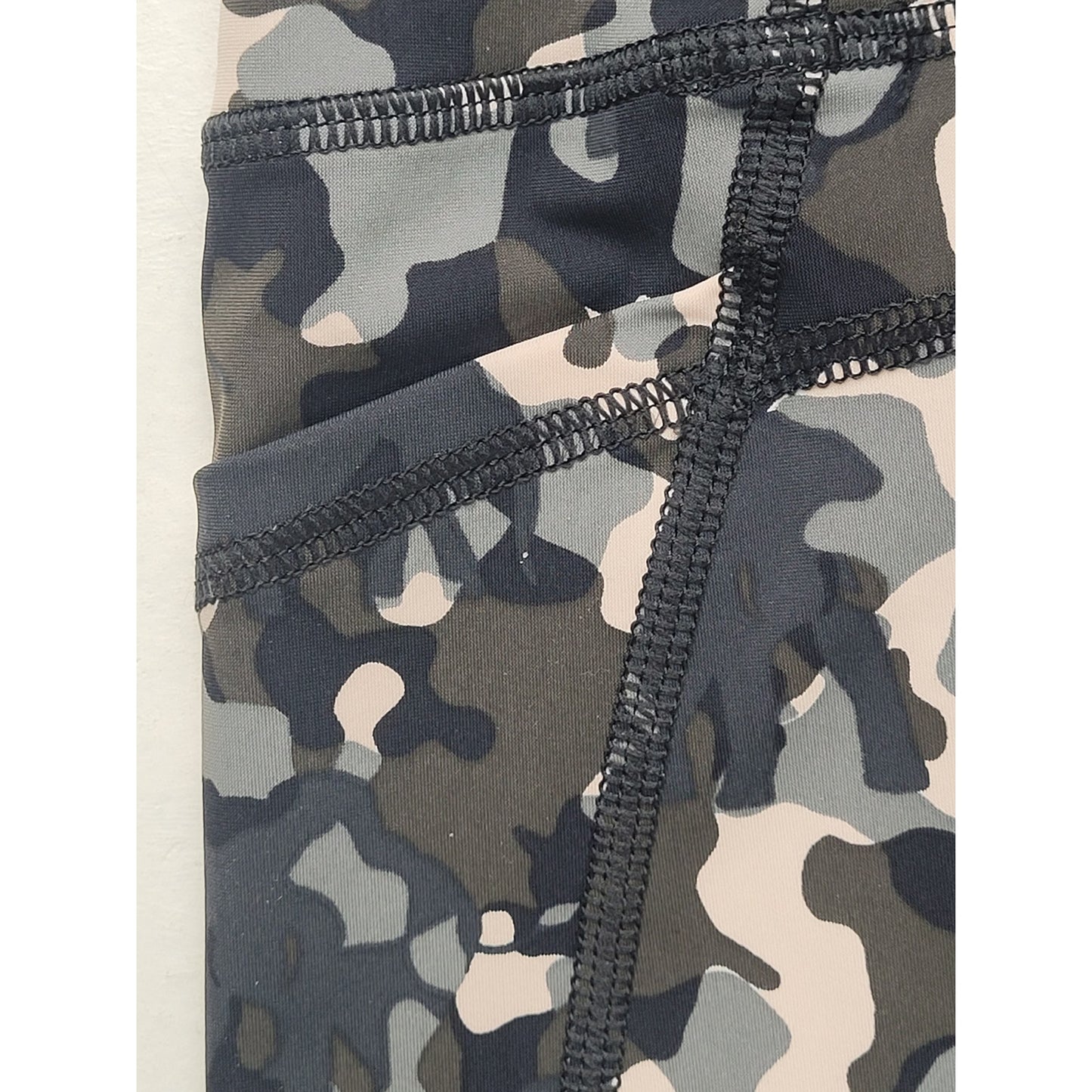 Sweaty Betty Zero Gravity 7/8 Contour Workout Leggings Camo Print Sz S NWT