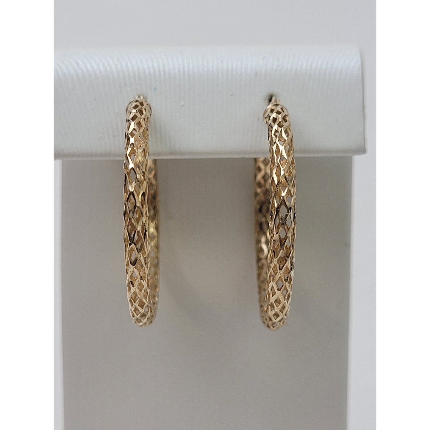 10K Yellow Gold Diamond-Cut Mesh Medium Sized Round Hoops 29mm Diameter