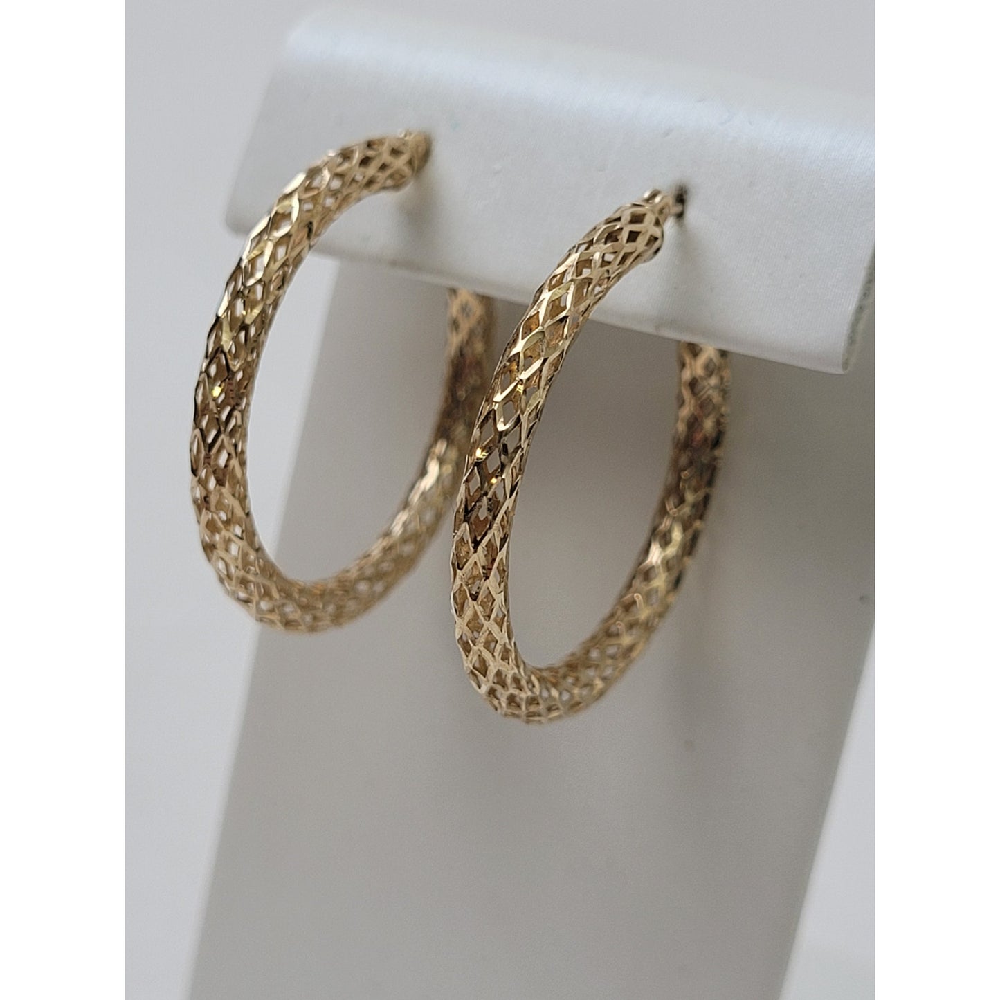 10K Yellow Gold Diamond-Cut Mesh Medium Sized Round Hoops 29mm Diameter