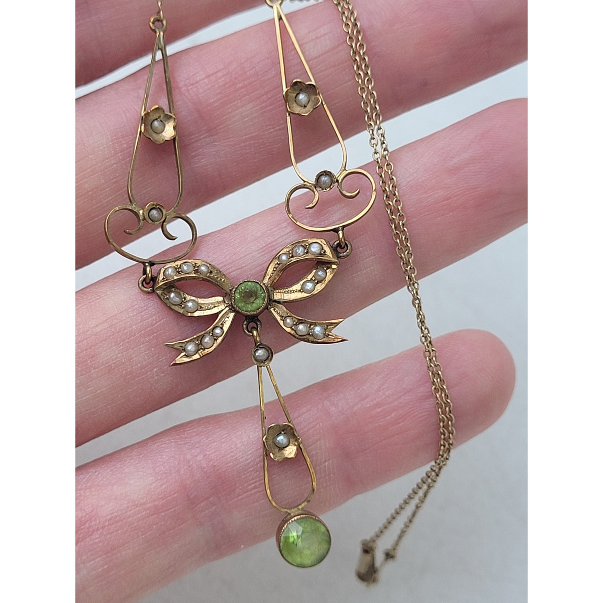 14K Yellow Gold Art Nouveau Genuine Peridot & Seed Pearl Bow Drop Necklace w Box