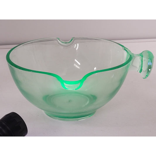 Vintage 1930s D&B Co. Green Uranium Vaseline Double Spout Mixing/Batter Bowl