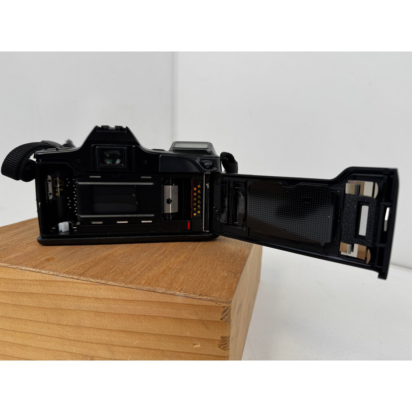 Minolta Dynax 7000i w/ 28-55mm Lens, Portrait/Depth Cards, Manuals & Bag
