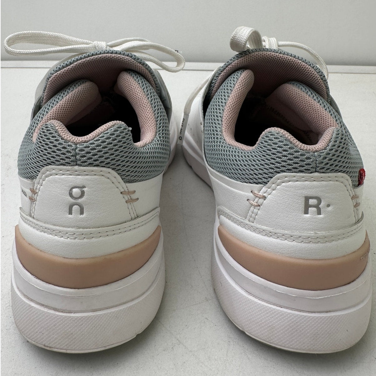 On Running The Roger Advantage White / Rosehip Sneakers Women's Sz 5