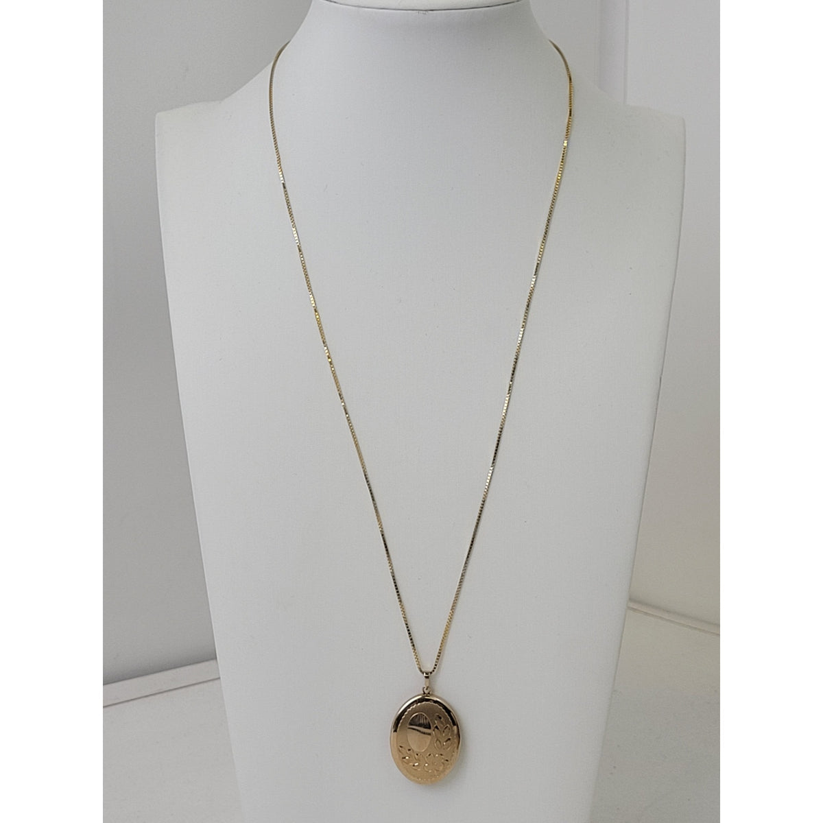 Solid 14K Yellow Gold Vintage Engraved Locket on 20" Gold Box Link Chain | 8.24g