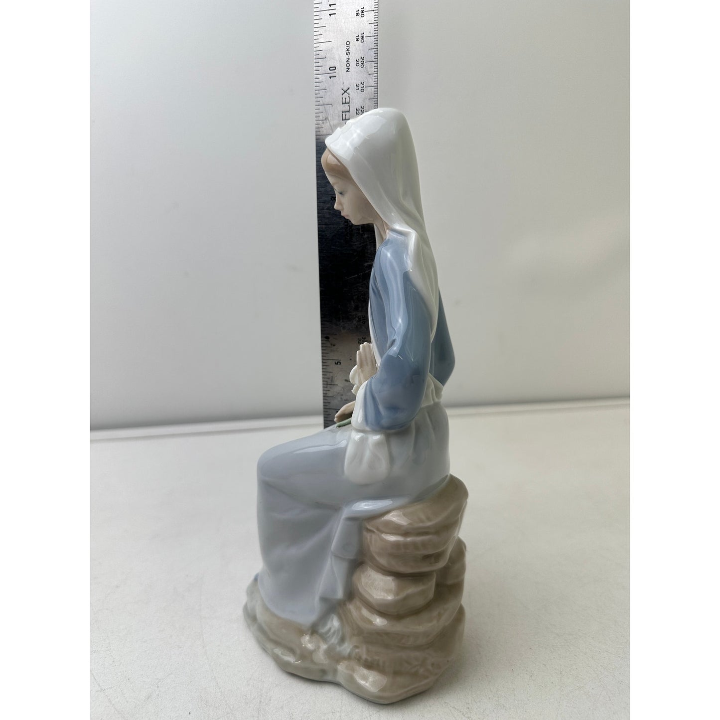 Vintage Lladro Sitting Girl With Lilies Glossy Porcelain Figurine #4972