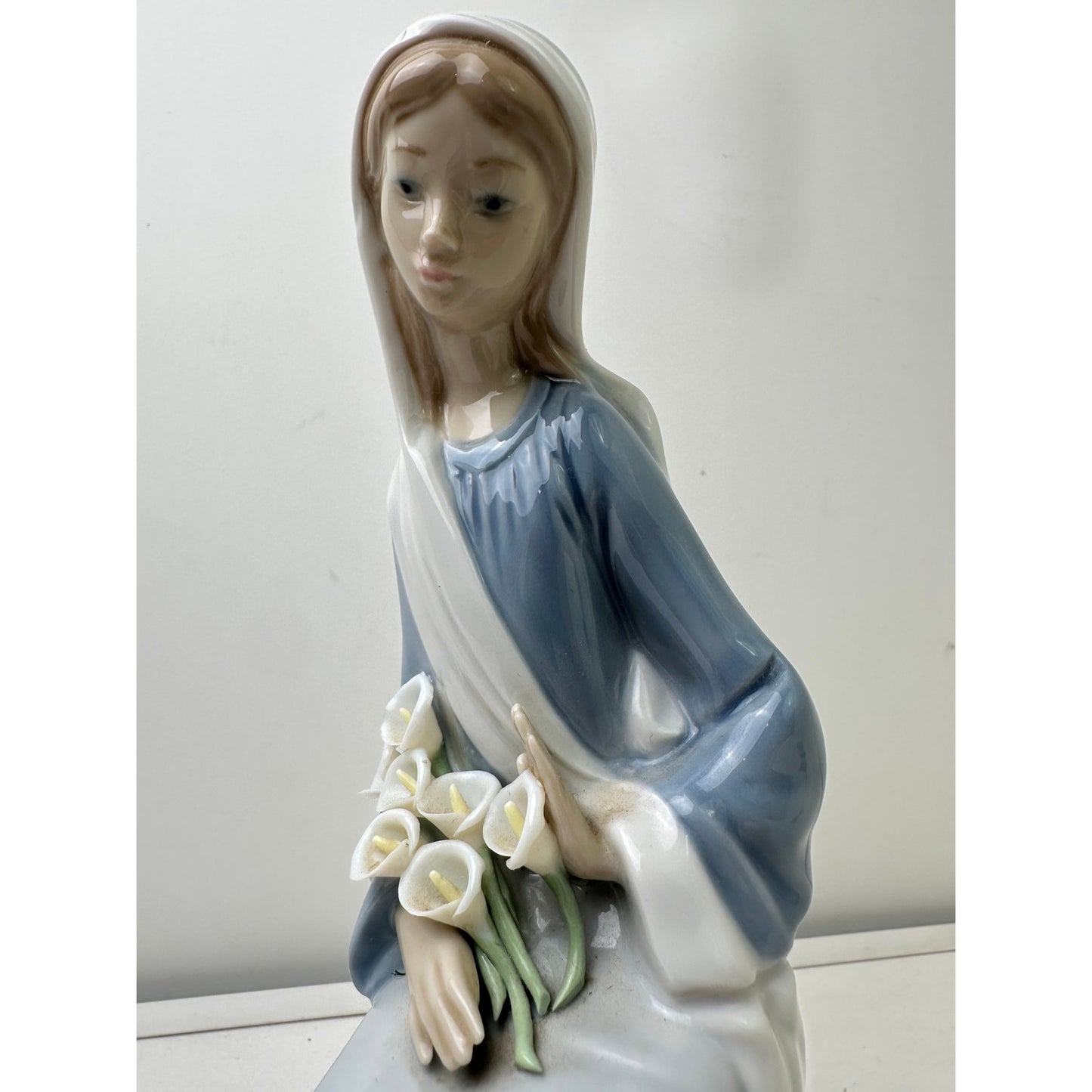 Vintage Lladro Sitting Girl With Lilies Glossy Porcelain Figurine #4972