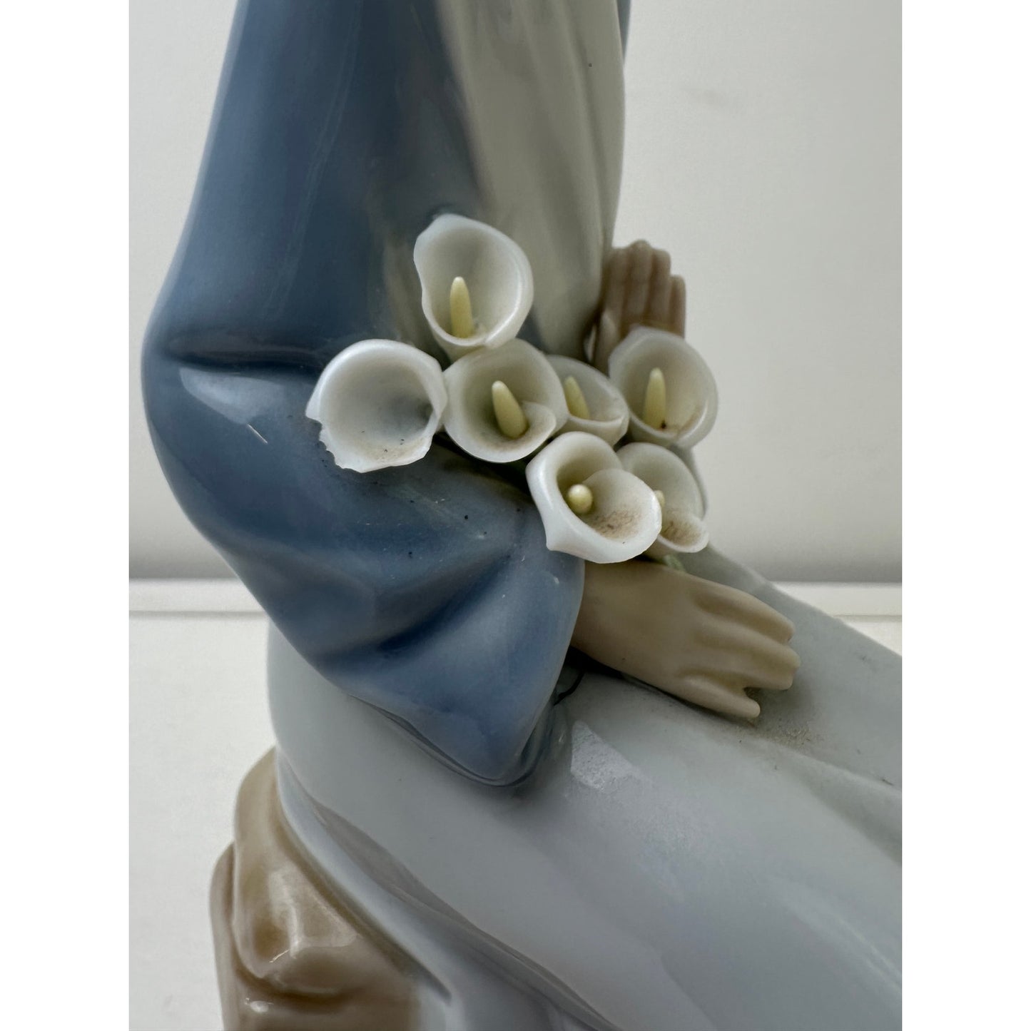 Vintage Lladro Sitting Girl With Lilies Glossy Porcelain Figurine #4972