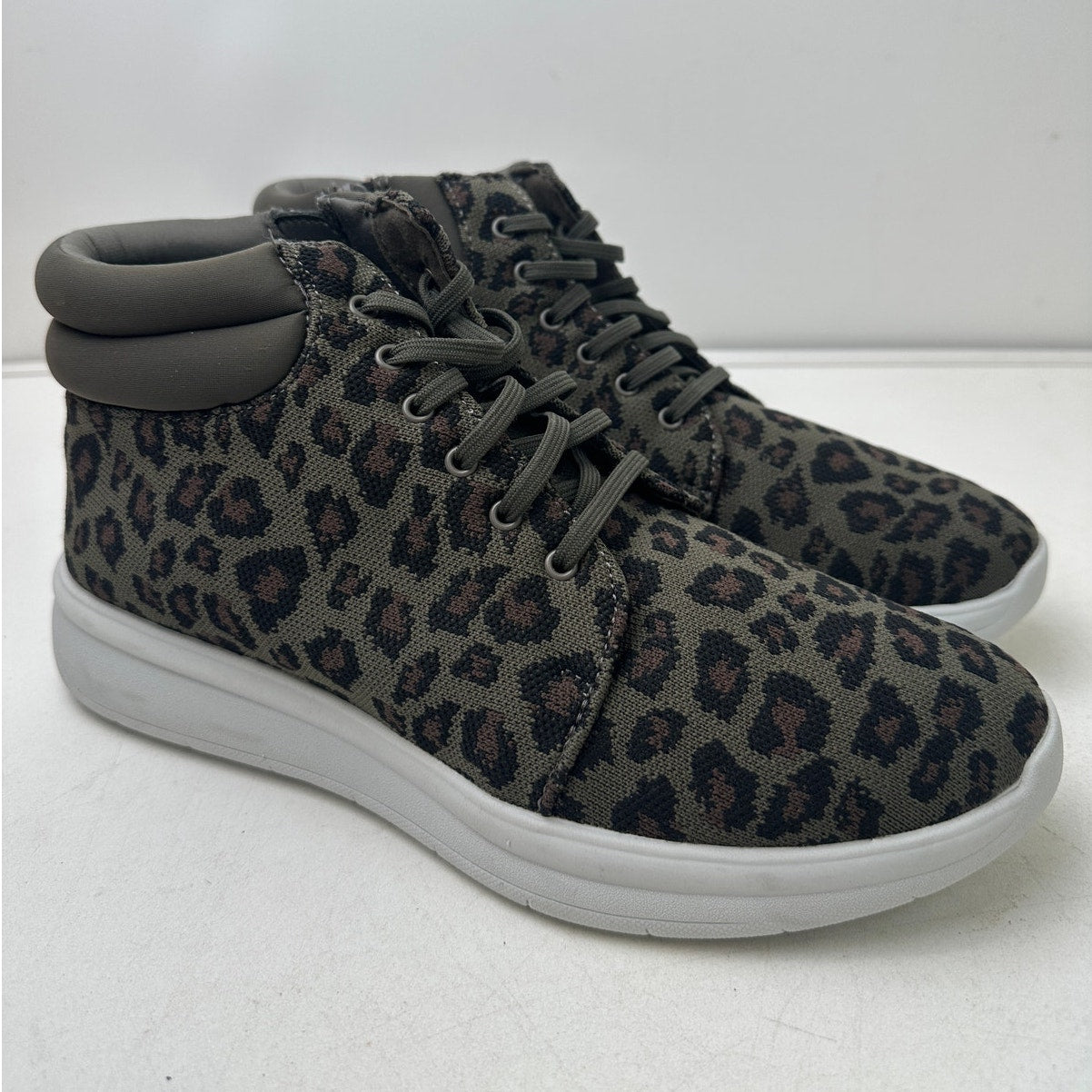 Clarks Cloudsteppers Adella Pine Leopard Print Knit Sneakers Women's Sz 10